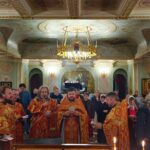 Богослужение в нижнем храме Александро-Невского кафедрального собора в день Преполовения Пятидесятницы, день памяти великомученика Георгия Победоносца