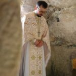 Божественная литургия в древнем храме с баптистерием  пещерном городище Тепе-Кермен