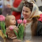 В Неделю святых Жен Мироносиц священнослужители Александро-Невского кафедрального собора г. Симферополя поздравили прихожанок с этим светлым праздником