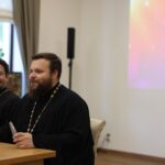 Клирик кафедрального Александро-Невского собора провел молодежную встречу в просветительском центре «Зерна» на тему «Сущность и происхождение религии. Аргументы в пользу бытия Божия»