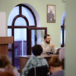 В Просветительском центре святителя Гурия Таврического прошла встреча курса "Читаем Библию вместе с батюшкой".