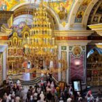 Божественная литургия в Неделю 6-ю по Пасхе в кафедральном Александро-Невском соборе.