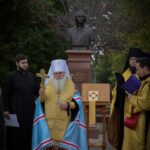 Митрополит Викентий совершил молебен перед бюстом святого праведного воина Феодора Ушакова в г. Симферополе