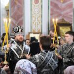 Митрополит Симферопольский и Крымский Лазарь совершил вечерню с чином выноса Святой Плащаницы в кафедральном Свято-Александро-Невском соборе г. Симферополя.