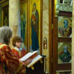 Богослужение в нижнем храме Александро-Невского кафедрального собора в день Преполовения Пятидесятницы, день памяти великомученика Георгия Победоносца