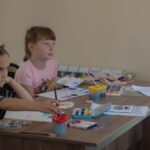 В воскресной школе Просветительского центра имени святителя Гурия Таврического прошло занятие по изучению основных техник работы акварелью и их отработки