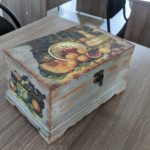 В студии декоративно - прикладного и изобразительного искусства Воскресной школы при Просветительском центре имени Св.Гурия Таврического кафедрального Александро- Невского собора был проведен мастер-класс по декорированию в технике декупаж.
