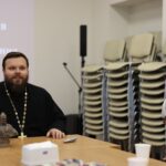 Клирик кафедрального Александро-Невского собора провел молодежную встречу в просветительском центре «Зерна» на тему «Сущность и происхождение религии. Аргументы в пользу бытия Божия»