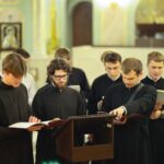 Студенты Таврической духовной семинарии почтили память святителя Гурия Таврического и митрополита Лазаря в Александро-Невском кафедральном соборе
