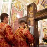 В кафедральном соборе святого благоверного князя Александра Невского г. Симферополя была доставлена копия Животворящего Креста Господня из Годеново.