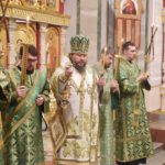 В канун праздника Входа Господня в Иерусалим Митрополит Симферопольский и Крымский Лазарь возглавил всенощное бдение в кафедральном Александро-Невском г. Симферополя.