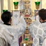 В ПРАЗДНИК ПРЕОБРАЖЕНИЯ ГОСПОДНЯ МИТРОПОЛИТ СИМФЕРОПОЛЬСКИЙ И КРЫМСКИЙ ЛАЗАРЬ ВОЗГЛАВИЛ ПРАЗДНИЧНУЮ ЛИТУРГИЮ В КАФЕДРАЛЬНОМ АЛЕКСАНДРО-НЕВСКОМ СОБОРЕ Г. СИМФЕРОПОЛЯ.