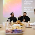Клирик кафедрального Александро-Невского собора провел молодежную встречу в просветительском центре «Зерна» на тему «Сущность и происхождение религии. Аргументы в пользу бытия Божия»