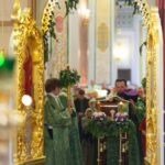 Божественная литургия в День Святого Духа в Александро-Невском кафедральном соборе