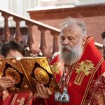 В праздник Происхождения Честных Древ Животворящего Креста Господня  епископ Нестор совершил малое освящение воды и освятил мед в кафедральном Александро-Невском соборе г. Симферополя.