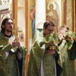 Божественная литургия в нижнем храме (во имя святителя Гурия, Архиепископа Таврического) кафедрального Свято-Александро-Невского собора г. Симферополя  в день праздника обретения честных мощей преподобного Сергия, игумена Радонежского.