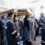 В  канун Великой Субботы епископ Бахчисарайский Каллиник совершил утреню с чином погребения Господа нашего Иисуса Христа в кафедральном Александро - Невском соборе г. Симферополя.