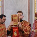В кафедральном соборе святого благоверного князя Александра Невского г. Симферополя была доставлена копия Животворящего Креста Господня из Годеново.