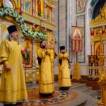 Воскресные богослужения в Александро-Невском кафедральном соборе в Неделю 14-ю по Пятидесятнице, в день перенесения мощей святителя Петра Московского, митрополита Киевского и всея Руси, чудотворца