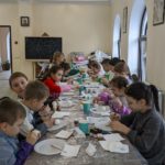 Для воспитанников студии изобразительного и декоративно-прикладного искусства воскресной школы Просветительского центра имени св. Гурия Таврического был проведён мастер-класс по росписи пасхальных яиц.