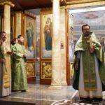 Божественная литургия в нижнем храме (во имя святителя Гурия, Архиепископа Таврического) кафедрального Свято-Александро-Невского собора г. Симферополя  в день праздника обретения честных мощей преподобного Сергия, игумена Радонежского.