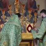 Божественная литургия в нижнем храме (во имя святителя Гурия, Архиепископа Таврического) кафедрального Свято-Александро-Невского собора г. Симферополя  в день праздника обретения честных мощей преподобного Сергия, игумена Радонежского.