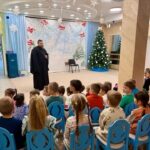 Клирик кафедрального Александро-Невского собора в канун дня памяти святителя Николая, архиепископа Мир Ликийских, посетил МБДОУ N 1"Семицветик"