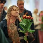 В Неделю святых Жен Мироносиц священнослужители Александро-Невского кафедрального собора г. Симферополя поздравили прихожанок с этим светлым праздником