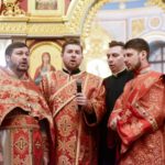 В Пасхальную ночь Митрополит Симферопольский и Крымский Лазарь возглавил праздничное богослужение в кафедральном Александро-Невском соборе г. Симферополя.