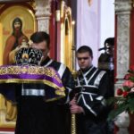 Митрополит Симферопольский и Крымский Лазарь совершил вечерню с чином выноса Святой Плащаницы в кафедральном Свято-Александро-Невском соборе г. Симферополя.