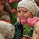 В Неделю святых Жен Мироносиц священнослужители Александро-Невского кафедрального собора г. Симферополя поздравили прихожанок с этим светлым праздником