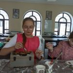 В студии декоративно - прикладного и изобразительного искусства Воскресной школы при Просветительском центре имени Св.Гурия Таврического кафедрального Александро- Невского собора был проведен мастер-класс по декорированию в технике декупаж.