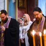 В  кафедральном Свято-Александро-Невском соборе были вознесены сугубые молитвы об упокоении погибших в концертном зале «Крокус Сити Холл» в подмосковном Красногорске.