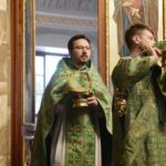 Божественная литургия в нижнем храме (во имя святителя Гурия, Архиепископа Таврического) кафедрального Свято-Александро-Невского собора г. Симферополя  в день праздника обретения честных мощей преподобного Сергия, игумена Радонежского.