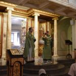 Божественная литургия в нижнем храме (во имя святителя Гурия, Архиепископа Таврического) кафедрального Свято-Александро-Невского собора г. Симферополя  в день праздника обретения честных мощей преподобного Сергия, игумена Радонежского.