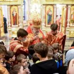 В ДЕНЬ ПРАЗДНОВАНИЯ ПЕРЕНЕСЕНИЯ МОЩЕЙ  СВЯТИТЕЛЯ  И ЧУДОТВОРЦА НИКОЛАЯ МИТРОПОЛИТ СИМФЕРОПОЛЬСКИЙ И КРЫМСКИЙ ЛАЗАРЬ ВОЗГЛАВИЛ ЛИТУРГИЮ В АЛЕКСАНДРО-НЕВСКОМ КАФЕДРАЛЬНОМ СОБОРЕ Г. СИМФЕРОПОЛЯ.