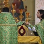 Божественная литургия в нижнем храме (во имя святителя Гурия, Архиепископа Таврического) кафедрального Свято-Александро-Невского собора г. Симферополя  в день праздника обретения честных мощей преподобного Сергия, игумена Радонежского.