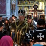 В канун Великой Пятницы Митрополит Симферопольский и Крымский Лазарь возглавил утреню с чтением двенадцати Евангелий Последования Святых и спасительных Страстей Господа нашего Иисуса Христа в кафедральном Александро-Невском соборе г Симферополя.