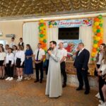 Клирик Александро-Невского кафедрального собора принял участие в торжественной линейке в МБОУ «СОШ №26 им. М.Т. Калашникова» посвященной Дню знаний