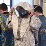 В ПРАЗДНИК ВВЕДЕНИЯ ВО ХРАМ ПРЕСВЯТОЙ БОГОРОДИЦЫ МИТРОПОЛИТ СИМФЕРОПОЛЬСКИЙ И КРЫМСКИЙ ЛАЗАРЬ ВОЗГЛАВИЛ ПРАЗДНИЧНУЮ ЛИТУРГИЮ В КАФЕДРАЛЬНОМ АЛЕКСАНДРО-НЕВСКОМ СОБОРЕ Г. СИМФЕРОПОЛЯ.