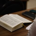 В Просветительском центре святителя Гурия Таврического состоялось занятие курса «Изучаем Библию вместе с батюшкой»