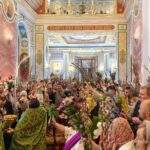 Литургия в праздник Входа Господня в Иерусалим в кафедральном Свято-Александро-Невском соборе.