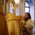Литургия в Неделю 7-ю по Пятидесятнице, в день рождества святителя Николая, архиепископа Мир Ликийских в кафедральном Александро-Невском соборе