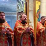 Богослужение в нижнем храме Александро-Невского кафедрального собора в день Преполовения Пятидесятницы, день памяти великомученика Георгия Победоносца