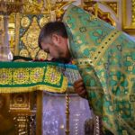 Литургия в праздник Входа Господня в Иерусалим в кафедральном Свято-Александро-Невском соборе.