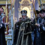 В канун Великой Пятницы Митрополит Симферопольский и Крымский Лазарь возглавил утреню с чтением двенадцати Евангелий Последования Святых и спасительных Страстей Господа нашего Иисуса Христа в кафедральном Александро-Невском соборе г Симферополя.
