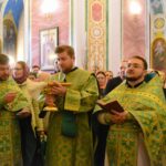 Литургия в праздник Входа Господня в Иерусалим в кафедральном Свято-Александро-Невском соборе.