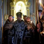 В канун Великой Пятницы Митрополит Симферопольский и Крымский Лазарь возглавил утреню с чтением двенадцати Евангелий Последования Святых и спасительных Страстей Господа нашего Иисуса Христа в кафедральном Александро-Невском соборе г Симферополя.