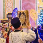 В Рождественскую ночь Митрополит Тихон возглавил праздничную Божественную литургию в кафедральном Александро-Невском соборе.