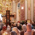 В кафедральном соборе святого благоверного князя Александра Невского г. Симферополя была доставлена копия Животворящего Креста Господня из Годеново.